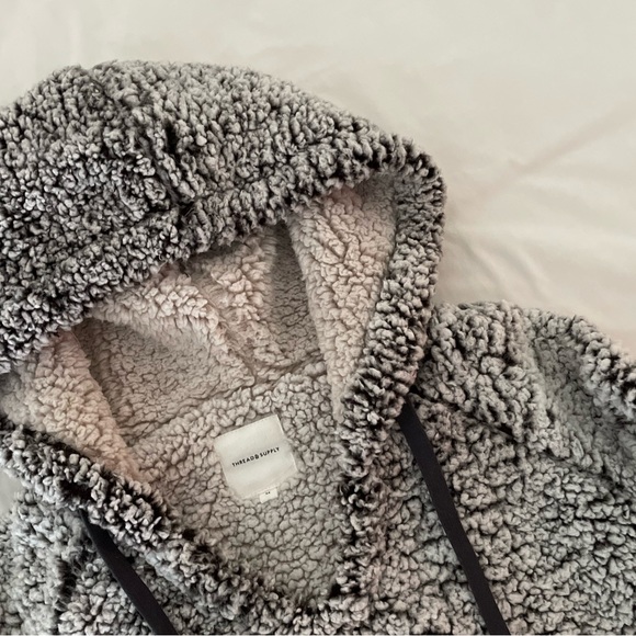 Thread and supply Sherpa pullover (size medium) - Picture 2 of 5